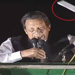 عمران خان سائفر لہراتے ہوئے، فائل فوٹو