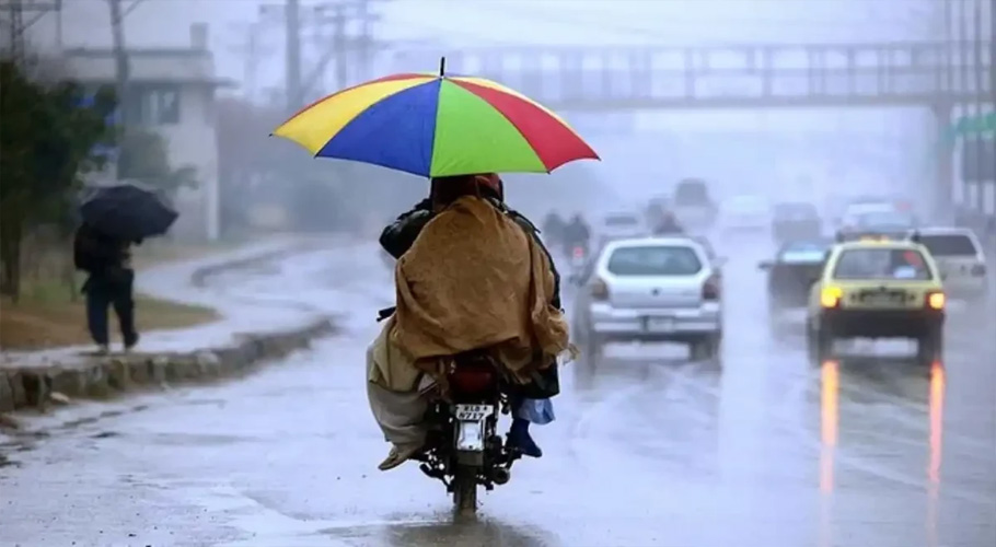 بارش کے دوران بائیک پر چھتری لیکر بندہ جاریا ہے