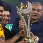 بابراعظم محسن نقوی سے ٹرافی لے رہا ہے
