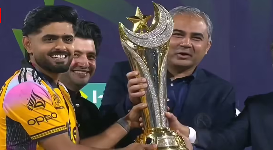 بابراعظم محسن نقوی سے ٹرافی لے رہا ہے