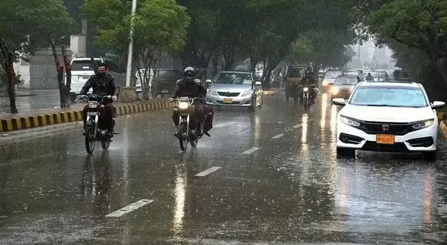 لاہور میں بارش کے بعد کا خوشگوار منظر ہے