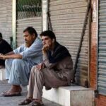 کچھ لوگ روزگار کی تلاش میں پریشان و سرگرداں بیٹھے ہیں