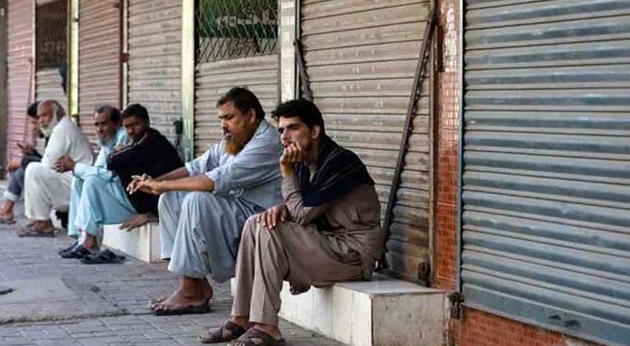 کچھ لوگ روزگار کی تلاش میں پریشان و سرگرداں بیٹھے ہیں