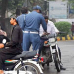 بائیک والوں کی شامت آئی ہوئی ہے