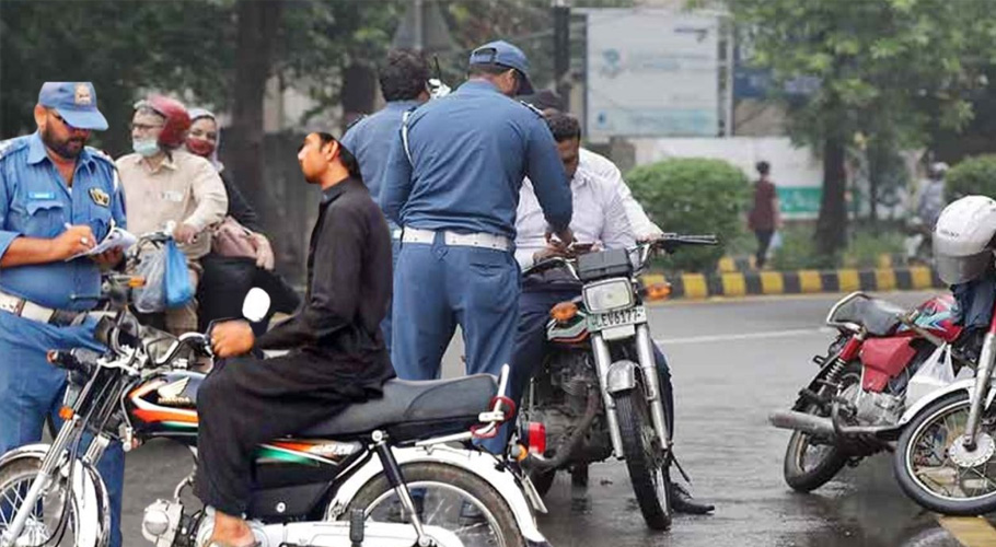 بائیک والوں کی شامت آئی ہوئی ہے