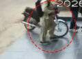 کراچی کے بہادر شہری نے ٹکر مار کر ڈاکو کو نیچے گرادیا