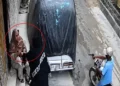 خاتون نکلی ڈکیت! ساتھی کے ساتھ ملکر گھر کے باہر بیٹھی خاتون کو لوٹ لیا؛ ویڈیو دیکھیں